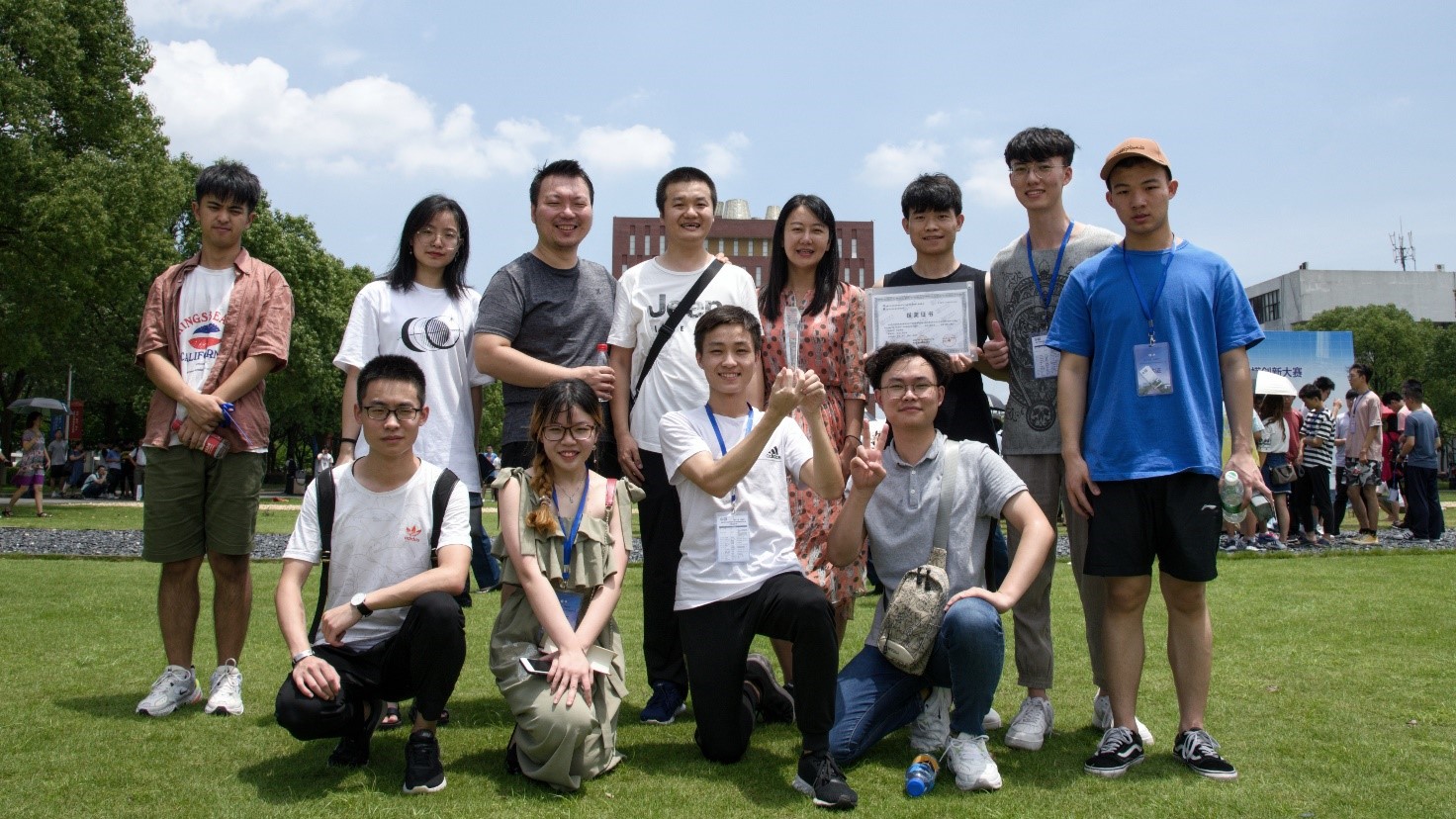 澳门新葡澳京官网获奖师生合影